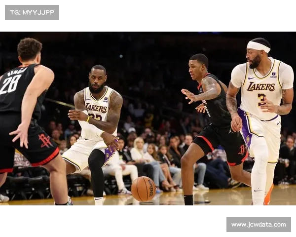 詹姆斯准三双表现，下半场发力助湖人逆转